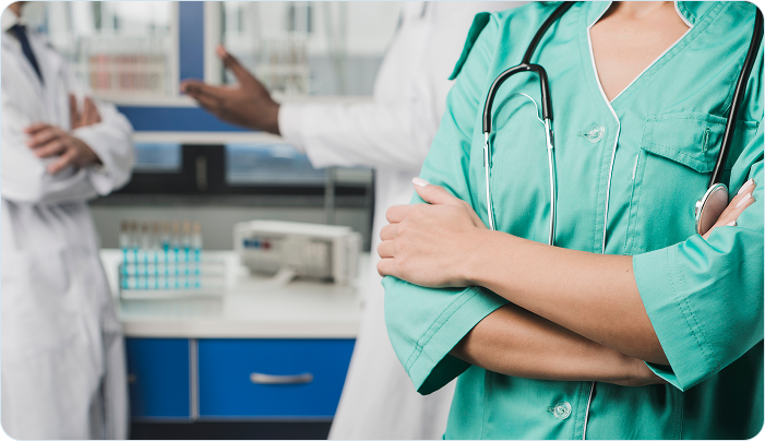Profissional de saúde com estetoscópio no laboratório
