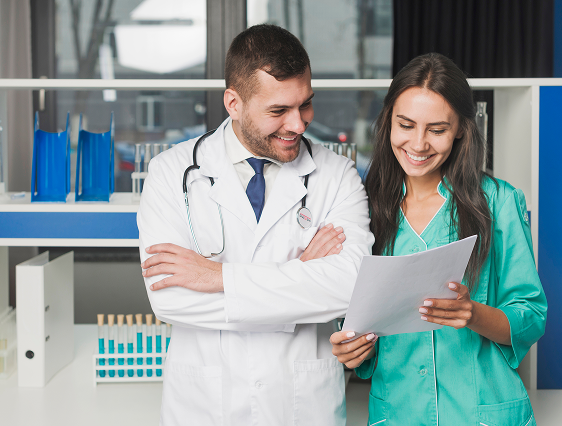 Médico e enfermeira analisando um documento no laboratório
