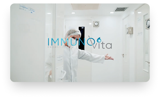 Profissional apresentando o laboratório da IMMUNO Vita