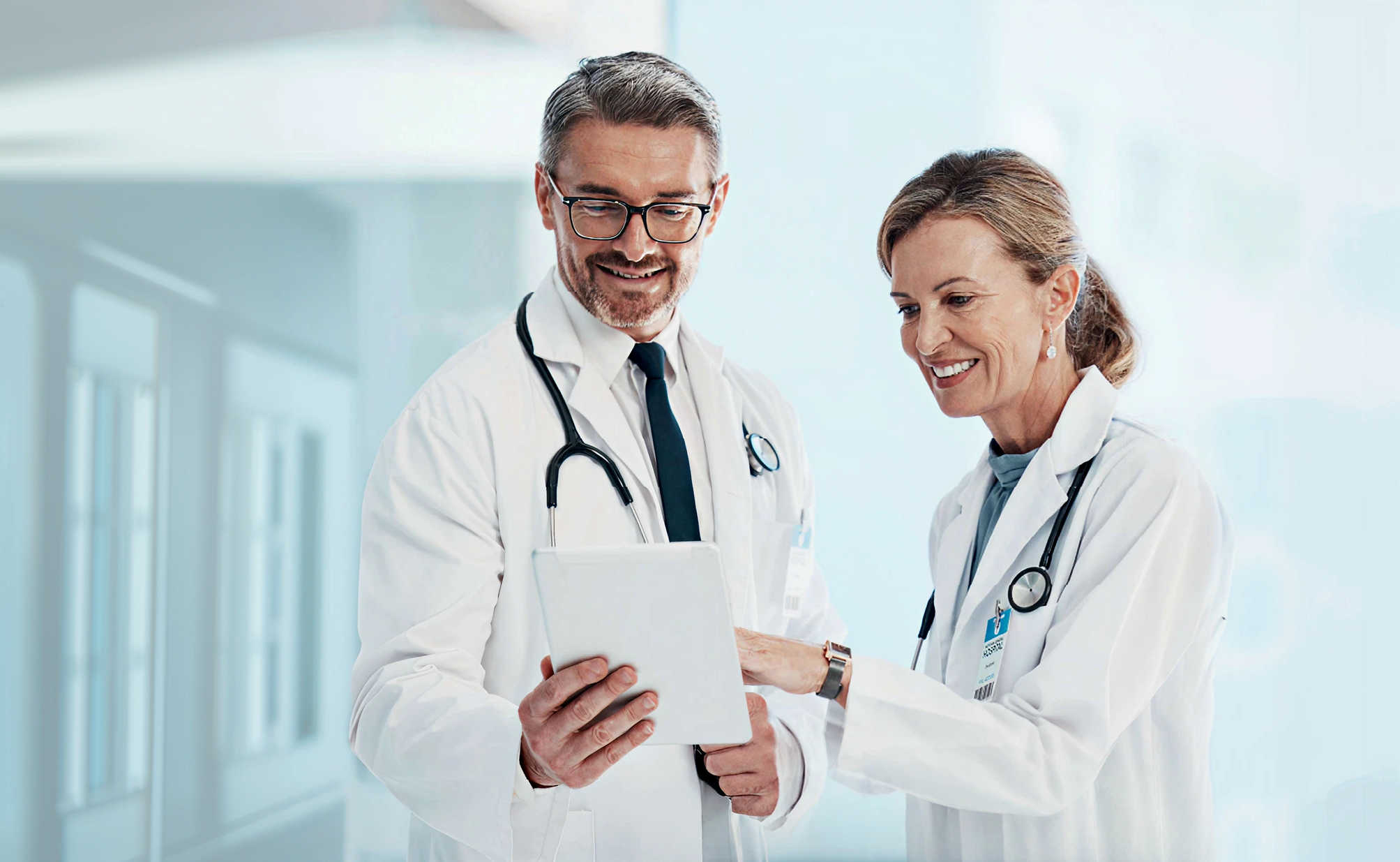 Médicos da IMMUNO Vita analisando um tablet